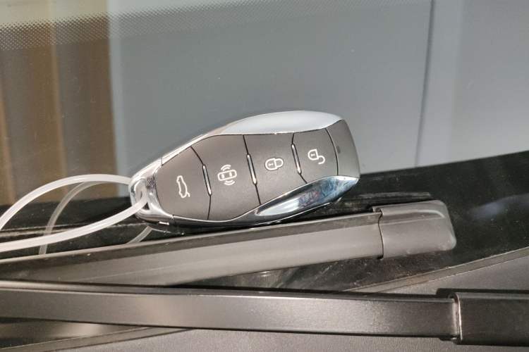 Used Hongqi HS7 PHEV 2024 2.0T PHEV Four-Wheel Drive Flagship Edition 7 Seats Vehicle Key