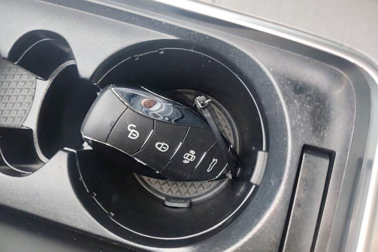 Used Hongqi HS7 PHEV 2024 2.0T PHEV Four-Wheel Drive Flagship Edition 6 Seats Vehicle Key
