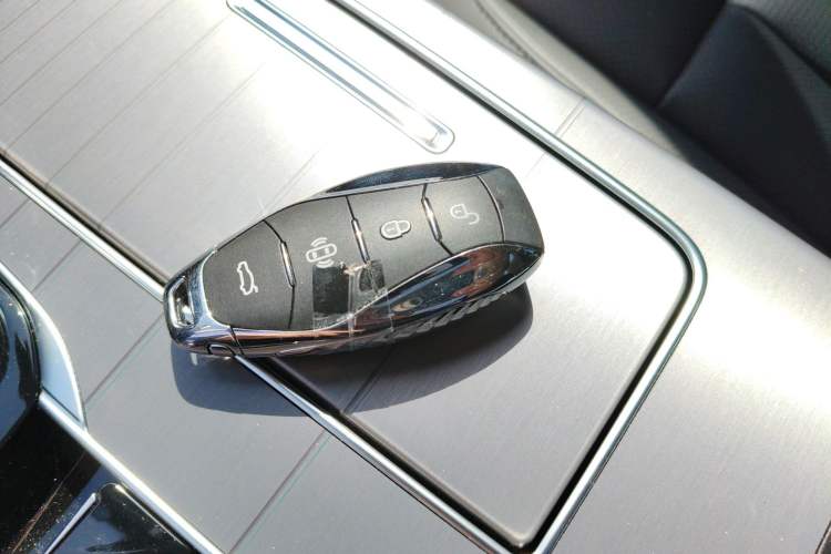 Used Hongqi HS7 PHEV 2024 2.0T PHEV Four-Wheel Drive Flagship Edition 7 Seats Vehicle Key