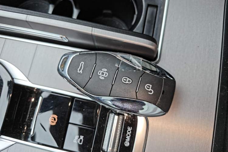 Used Hongqi HS7 PHEV 2024 2.0T PHEV Four-Wheel Drive Flagship Edition 6 Seats Vehicle Key