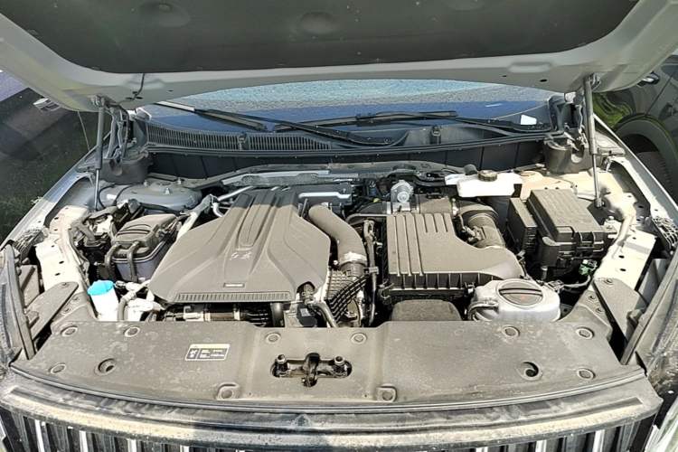 Used Hongqi HS7 PHEV 2024 2.0T PHEV Four-Wheel-Drive Flagship Edition 6 Seats Engine Bay