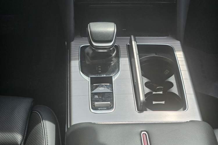 Used Hongqi HS7 PHEV 2024 2.0T PHEV Four-Wheel-Drive Flagship Edition 6 Seats Gear Lever
