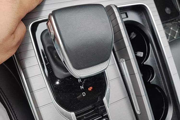 Used Hongqi HS7 PHEV 2024 2.0T PHEV Four-Wheel-Drive Flagship Edition 6 Seats Gear Lever