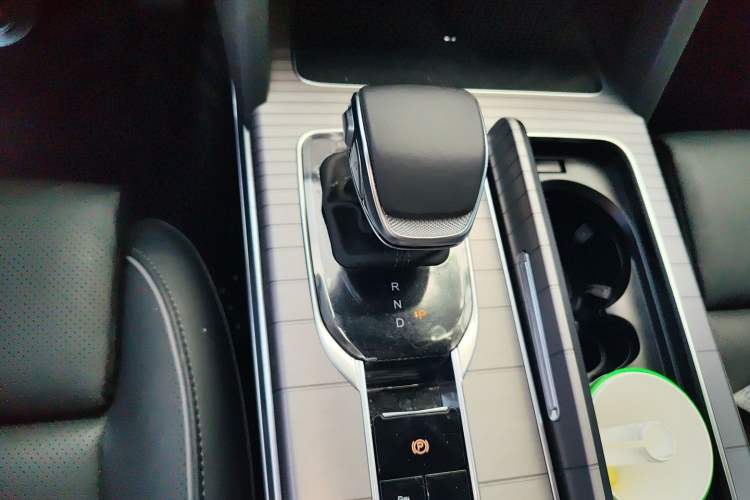 Used Hongqi HS7 PHEV 2024 2.0T PHEV Four-Wheel-Drive Flagship Edition 6 Seats Gear Lever