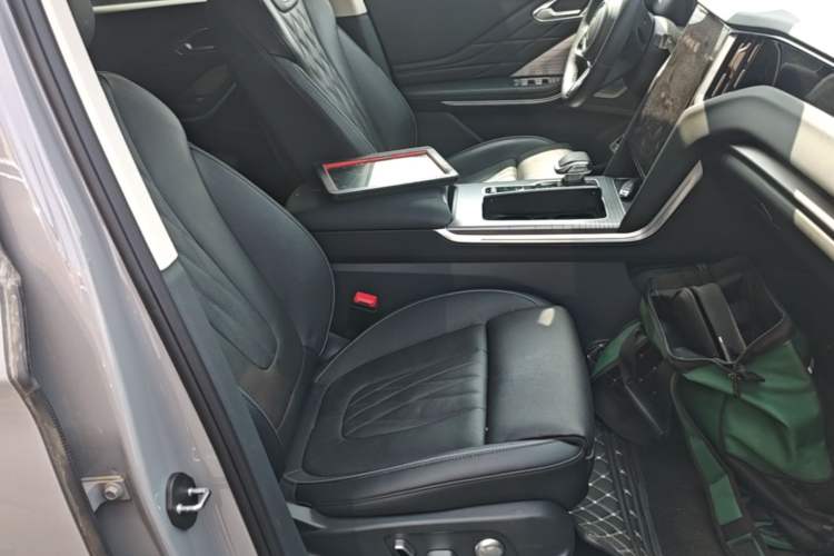 Used Hongqi HS7 PHEV 2024 2.0T PHEV Four-Wheel-Drive Flagship Edition 6 Seats Right Front Seat