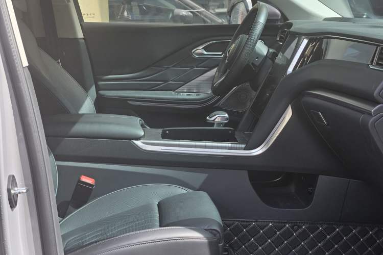 Used Hongqi HS7 PHEV 2024 2.0T PHEV Four-Wheel-Drive Flagship Edition 6 Seats Right Front Seat