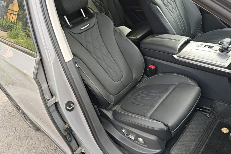 Used Hongqi HS7 PHEV 2024 2.0T PHEV Four-Wheel-Drive Flagship Edition 6 Seats Right Front Seat