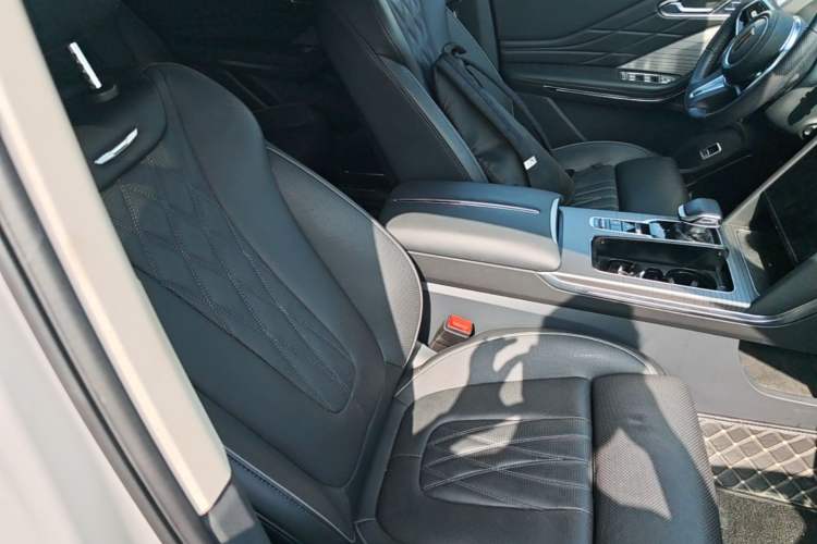 Used Hongqi HS7 PHEV 2024 2.0T PHEV Four-Wheel-Drive Flagship Edition 6 Seats Right Front Seat
