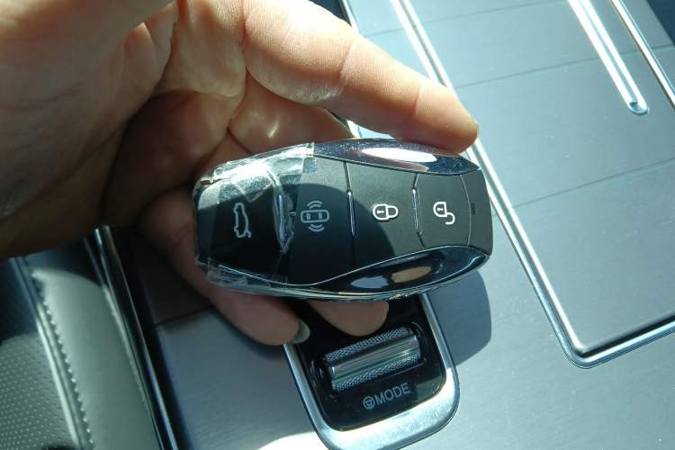 Used Hongqi HS7 PHEV 2024 2.0T PHEV Four-Wheel-Drive Flagship Edition 6 Seats Vehicle Key