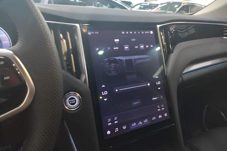 Used Hongqi HS7 PHEV 2025 Model 2.0T PHEV Two-Wheel Drive Qi Xiang Edition 6-Seater Audio And AC Panel