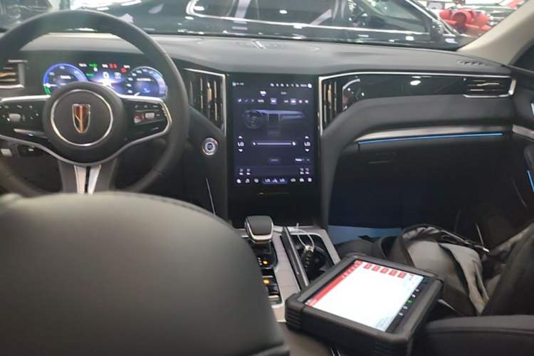 Used Hongqi HS7 PHEV 2025 Model 2.0T PHEV Two-Wheel Drive Qi Xiang Edition 6-Seater Center Console