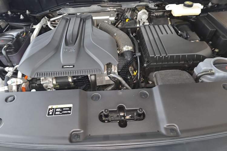 Used Hongqi HS7 PHEV 2025 Model 2.0T PHEV Four-Wheel Drive 2 Million Units Commemorative Edition 6-Seater Engine Bay