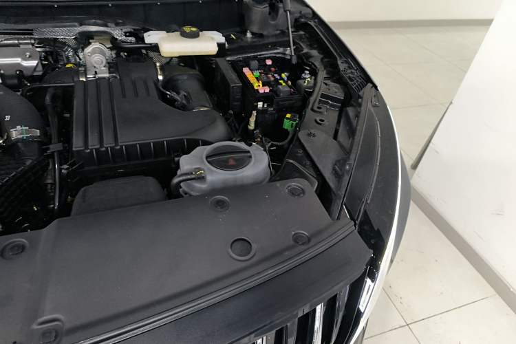 Used Hongqi HS7 PHEV 2025 Model 2.0T PHEV Two-Wheel Drive Qi Xiang Edition 7-Seater Engine Bay Left