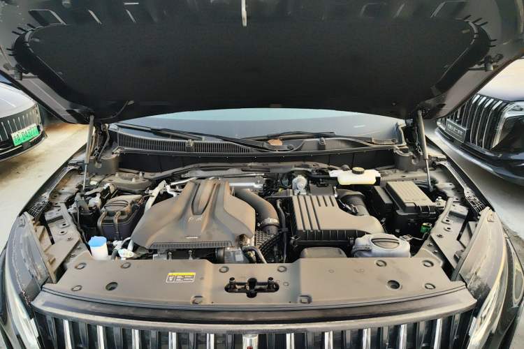Used Hongqi HS7 PHEV 2025 Model 2.0T PHEV Four-Wheel Drive 2 Million Units Commemorative Edition 6-Seater Engine Bay