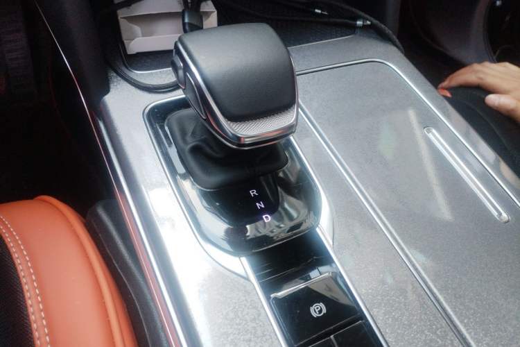 Used Hongqi HS7 PHEV 2025 Model 2.0T PHEV Four-Wheel Drive 2 Million Units Commemorative Edition 6-Seater Gear Lever