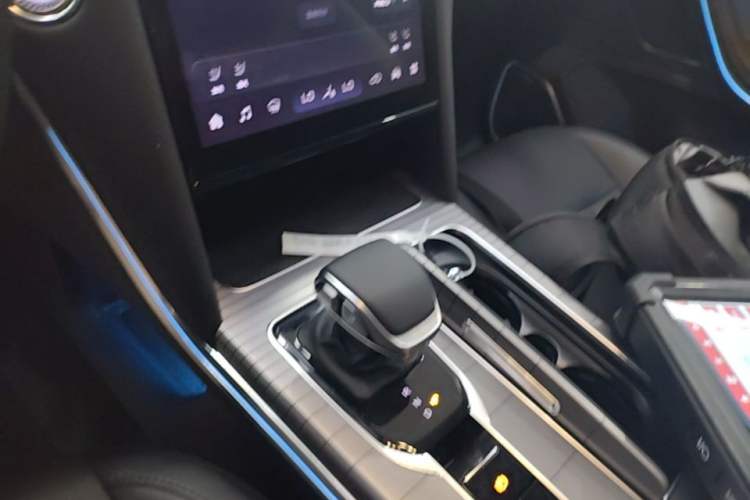 Used Hongqi HS7 PHEV 2025 Model 2.0T PHEV Two-Wheel Drive Qi Xiang Edition 6-Seater Gear Lever