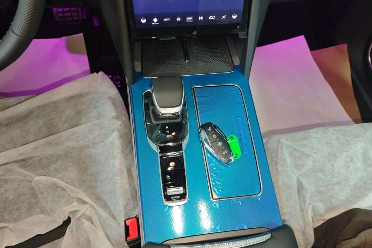 Used Hongqi HS7 PHEV 2025 Model 2.0T PHEV Four-Wheel Drive 2 Million Units Commemorative Edition 6-Seater Gear Lever