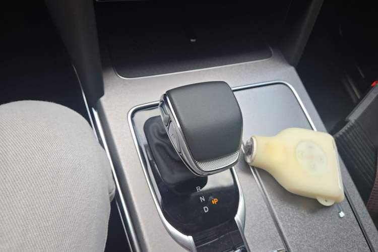 Used Hongqi HS7 PHEV 2025 Model 2.0T PHEV Four-Wheel Drive 2 Million Units Commemorative Edition 6-Seater Gear Lever