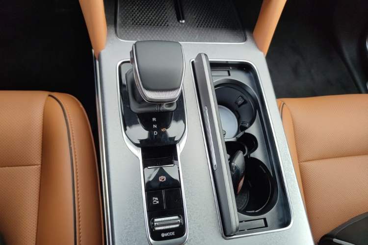 Used Hongqi HS7 PHEV 2025 Model 2.0T PHEV Four-Wheel Drive 2 Million Units Commemorative Edition 6-Seater Gear Lever