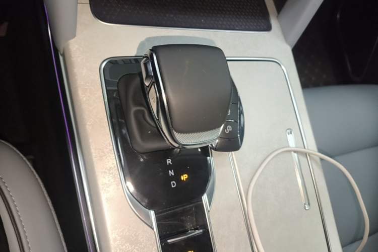 Used Hongqi HS7 PHEV 2025 Model 2.0T PHEV Two-Wheel Drive Qi Xiang Edition 6-Seater Gear Lever