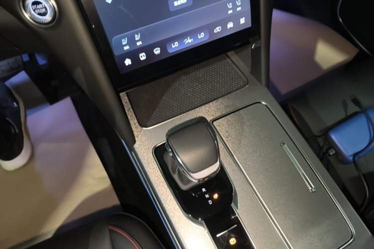 Used Hongqi HS7 PHEV 2025 Model 2.0T PHEV Two-Wheel Drive Qi Xiang Edition 6-Seater Gear Lever
