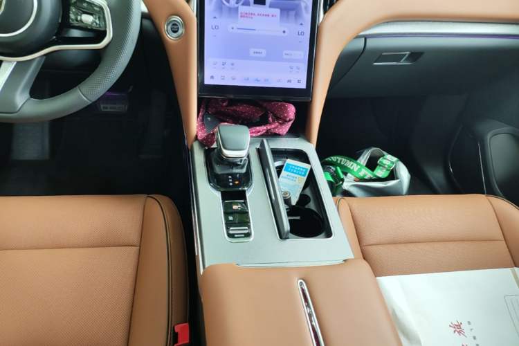 Used Hongqi HS7 PHEV 2025 Model 2.0T PHEV Four-Wheel Drive 2 Million Units Commemorative Edition 6-Seater Gear Lever