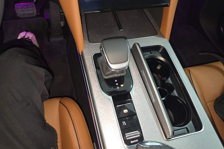 Used Hongqi HS7 PHEV 2025 Model 2.0T PHEV Four-Wheel Drive 2 Million Units Commemorative Edition 6-Seater Gear Lever