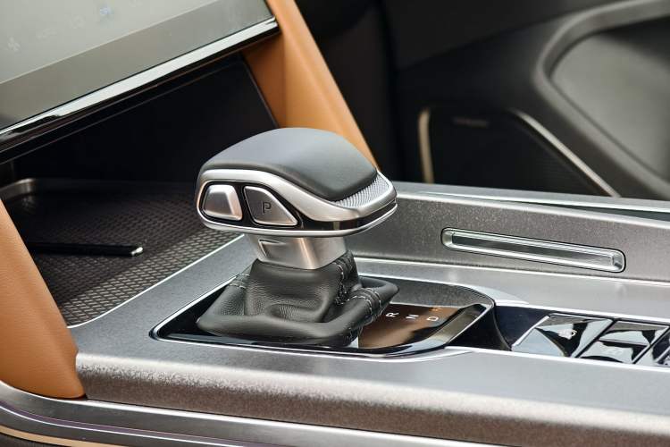 Used Hongqi HS7 PHEV 2025 Model 2.0T PHEV Four-Wheel Drive 2 Million Units Commemorative Edition 6-Seater Gear Lever