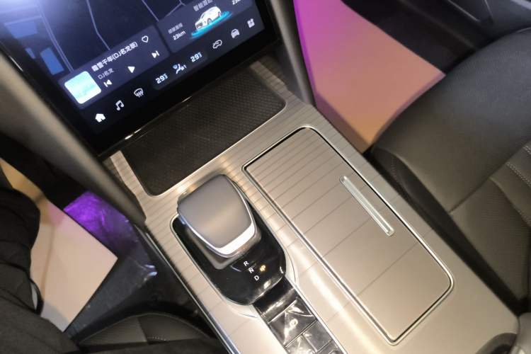 Used Hongqi HS7 PHEV 2025 Model 2.0T PHEV Two-Wheel Drive Qi Xiang Edition 6-Seater Gear Lever