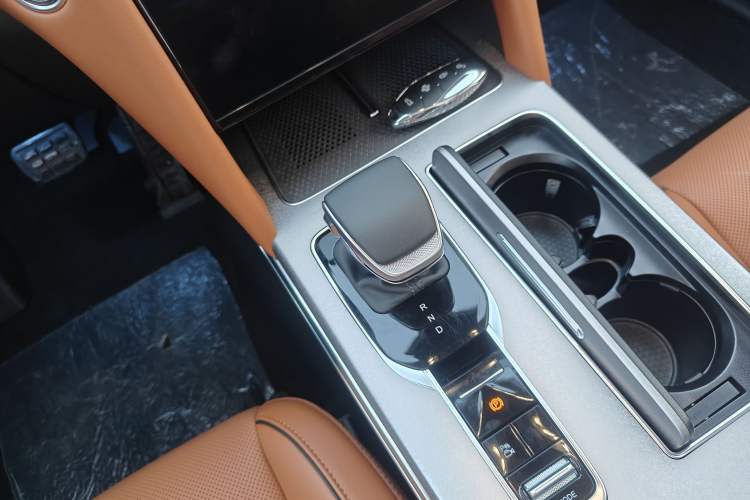 Used Hongqi HS7 PHEV 2025 Model 2.0T PHEV Four-Wheel Drive 2 Million Units Commemorative Edition 6-Seater Gear Lever