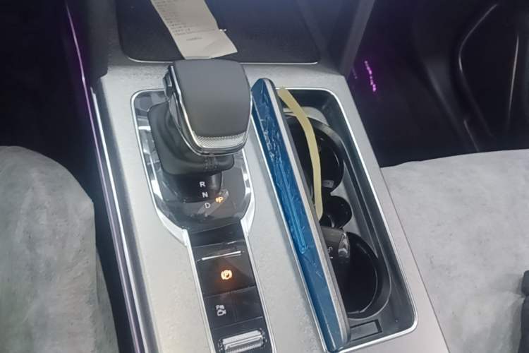 Used Hongqi HS7 PHEV 2025 Model 2.0T PHEV Four-Wheel Drive 2 Million Units Commemorative Edition 6-Seater Gear Lever