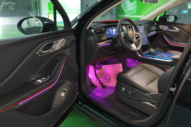 Used Hongqi HS7 PHEV 2025 Model 2.0T PHEV Two-Wheel Drive Qi Xiang Edition 6-Seater Interior 3