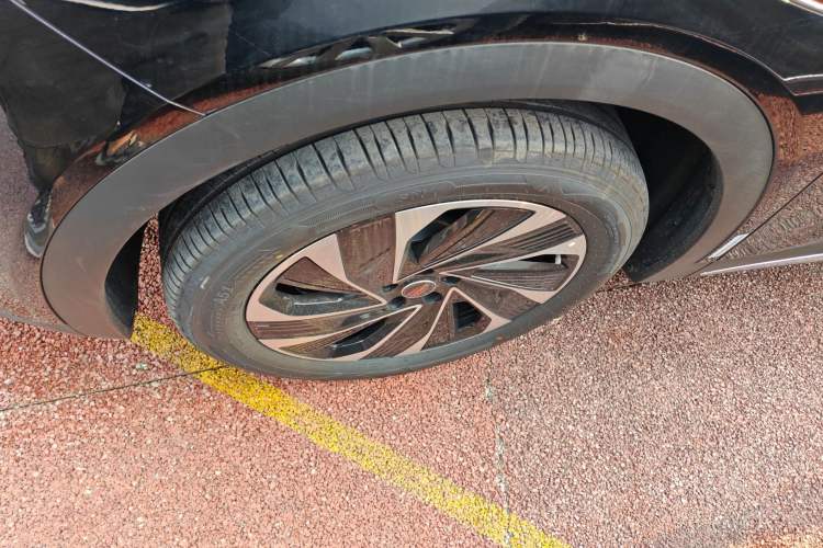 Used Hongqi HS7 PHEV 2025 Model 2.0T PHEV Two-Wheel Drive Qi Xiang Edition 6-Seater Left Front Wheel Hub