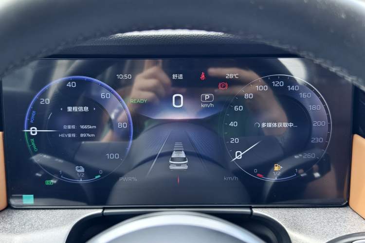 Used Hongqi HS7 PHEV 2025 Model 2.0T PHEV Four-Wheel Drive 2 Million Units Commemorative Edition 6-Seater Odometer Close Up