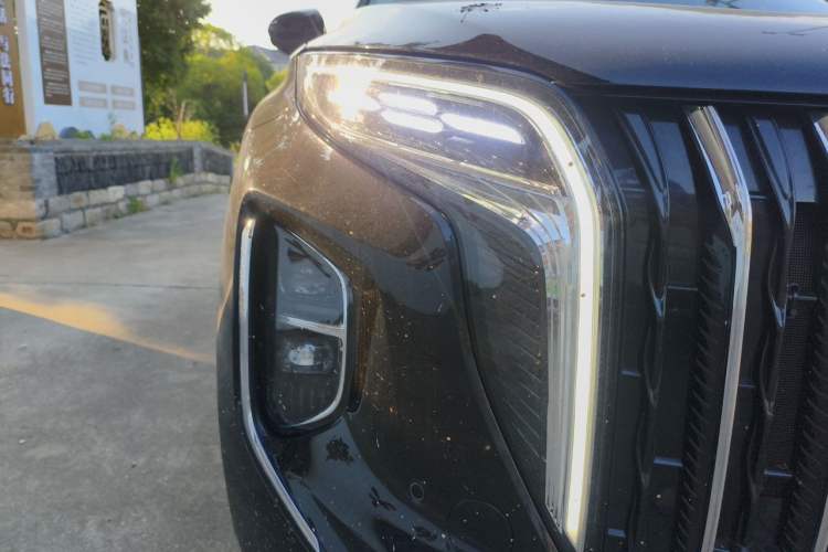 Used Hongqi HS7 PHEV 2025 Model 2.0T PHEV Four-Wheel Drive 2 Millionth Anniversary Edition—7 Seats Right Front Headlight
