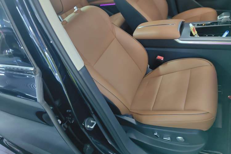 Used Hongqi HS7 PHEV 2025 Model 2.0T PHEV Four-Wheel Drive 2 Million Units Commemorative Edition 6-Seater Right Front Seat
