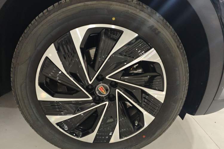 Used Hongqi HS7 PHEV 2025 Model 2.0T PHEV Two-Wheel Drive Qi Xiang Edition 7-Seater Right Front Wheel Hub