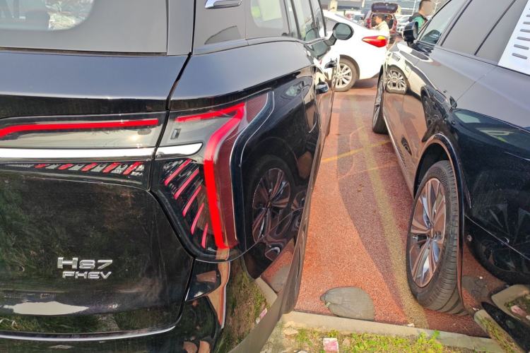 Used Hongqi HS7 PHEV 2025 Model 2.0T PHEV Two-Wheel Drive Qi Xiang Edition 6-Seater Right Rear Taillight