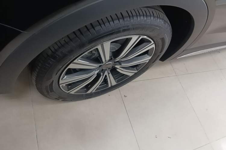 Used Hongqi HS7 PHEV 2025 Model 2.0T PHEV Four-Wheel Drive 2 Million Units Commemorative Edition 6-Seater Right Rear Wheel Hub
