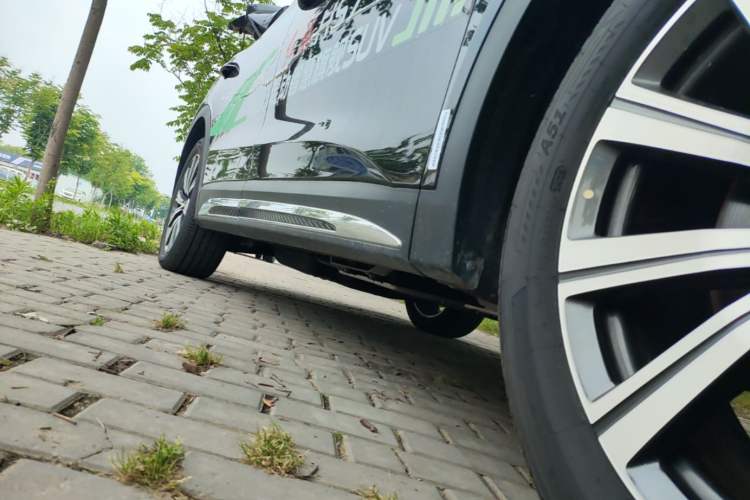Used Hongqi HS7 PHEV 2025 Model 2.0T PHEV Four-Wheel Drive 2 Million Units Commemorative Edition 6-Seater Right Side Sill