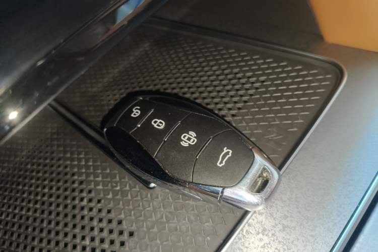 Used Hongqi HS7 PHEV 2025 Model 2.0T PHEV Four-Wheel Drive 2 Million Units Commemorative Edition 6-Seater Vehicle Key