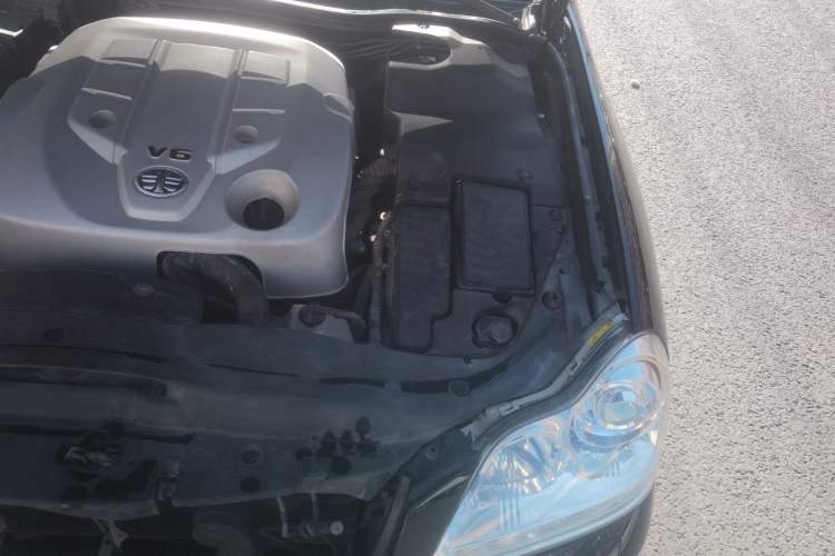 Used Hongqi Shengshi 2009 3.0L Luxury Model Engine Bay Left