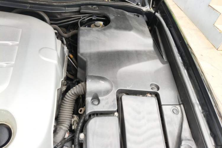 Used Hongqi Shengshi 2009 3.0L Luxury Model Engine Bay Left
