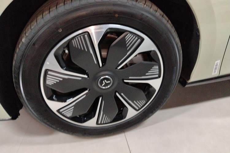 Used Hongqi Tiangong 05 2025 550 Smart Selection Left Front Wheel Hub