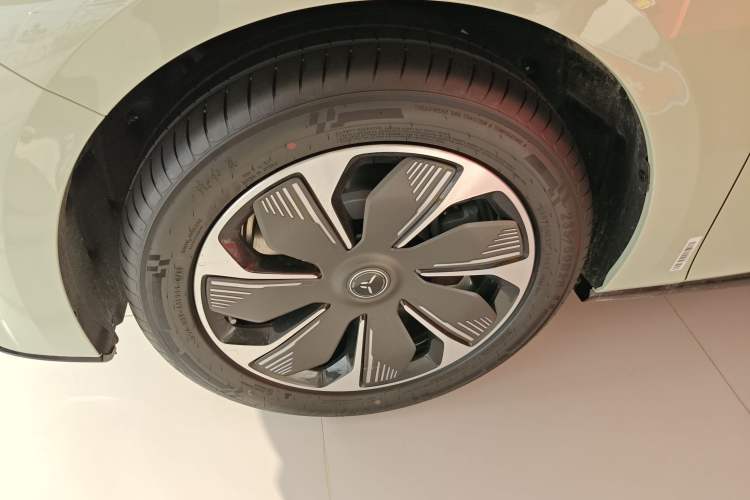 Used Hongqi Tiangong 05 2025 550 Smart Selection Left Front Wheel Hub