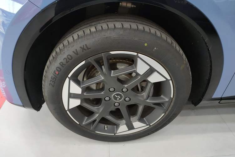 Used Hongqi Tiangong 06 2025 660 Four-Wheel Drive Version Left Front Wheel Hub