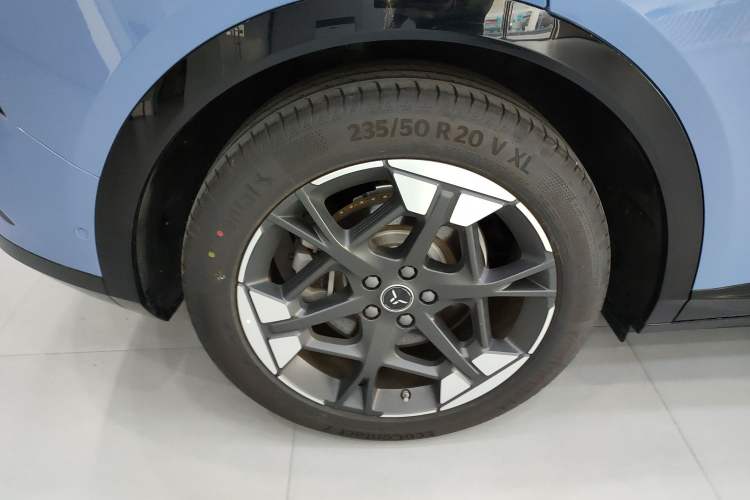 Used Hongqi Tiangong 06 2025 660 Four-Wheel Drive Version Right Rear Wheel Hub