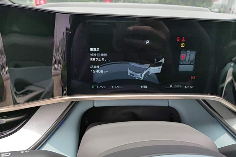Used Hongqi Tiangong 08  Odometer Close Up