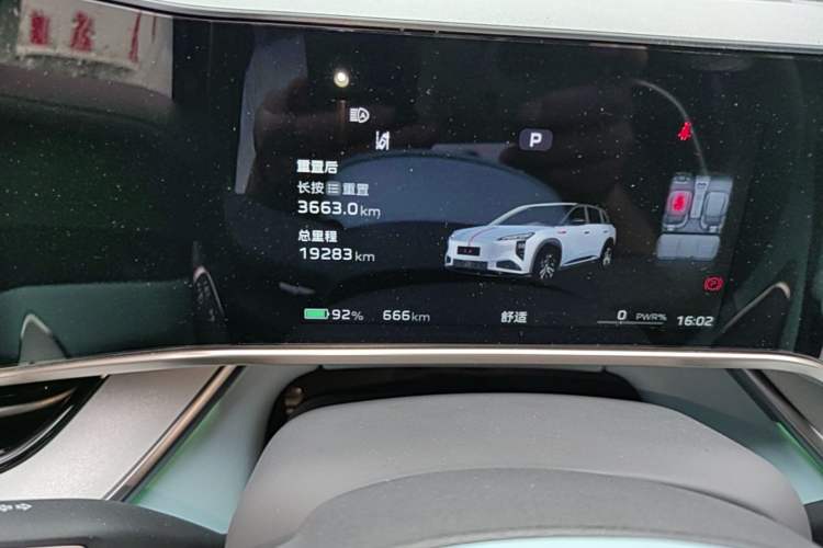 Used Hongqi Tiangong 08  Odometer Close Up