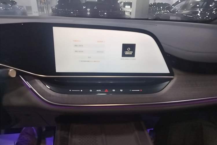 Used Hongqi Tiangong 08 2025 680 Ultra Four-Wheel-Drive Version Audio And AC Panel